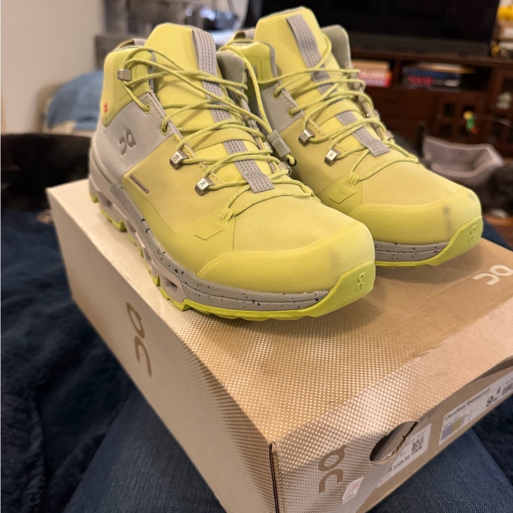 On Cloudventure Waterproof Mid Hiking Shoe - Lime/Gray-size 9 woman’s NEW - Picture 3 of 9
